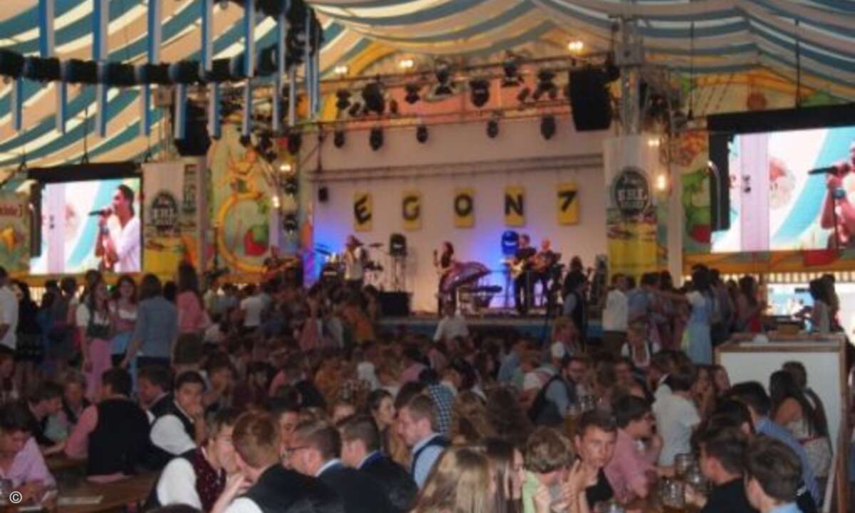 Im Festzelt Wenisch heizte die Band Egon7 den Also-Gästen mit Volksfest-bewährten Stimmungshits ein (Bild CRN)