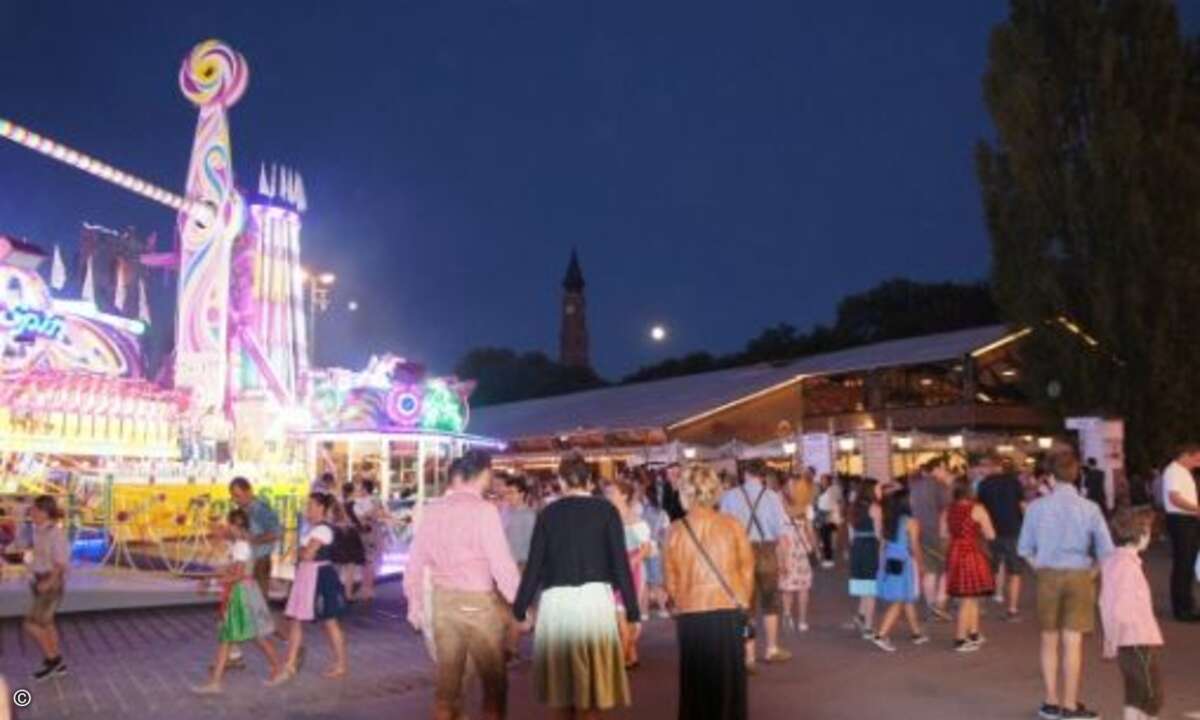 Zwischendurch erkundeten die Partner auch die Attraktionen des zweitgrößten Volksfests Bayerns (Bild CRN)
