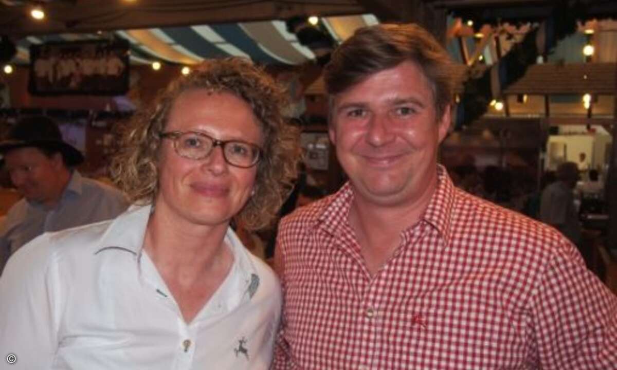 Also-Geschäftsführerin Simone Blome erläuterte Samba Schulte (CRN) bei einer Mass das neue Workplace as a Service-Konzept (Bild CRN)