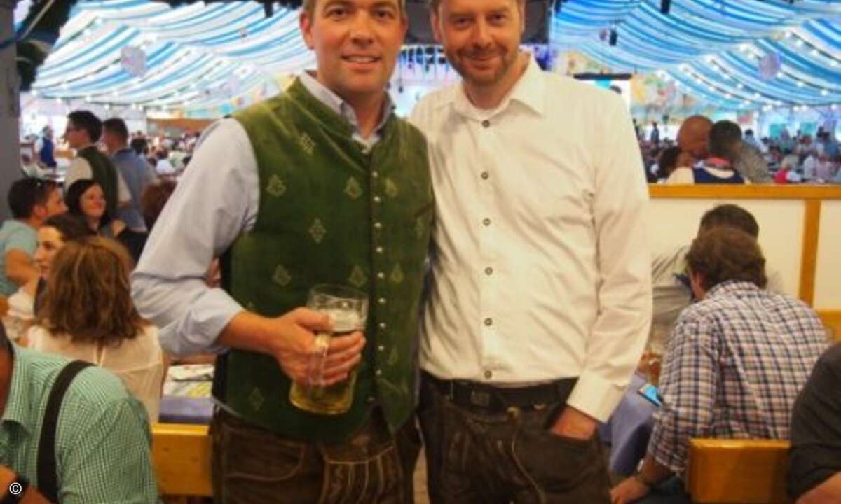 Christoph Dietz, Geschäftsführer Beteiligungen, und Tim Netzband (Also Enterprise Services) genossen die Festzeltstimmung (Bild CRN)