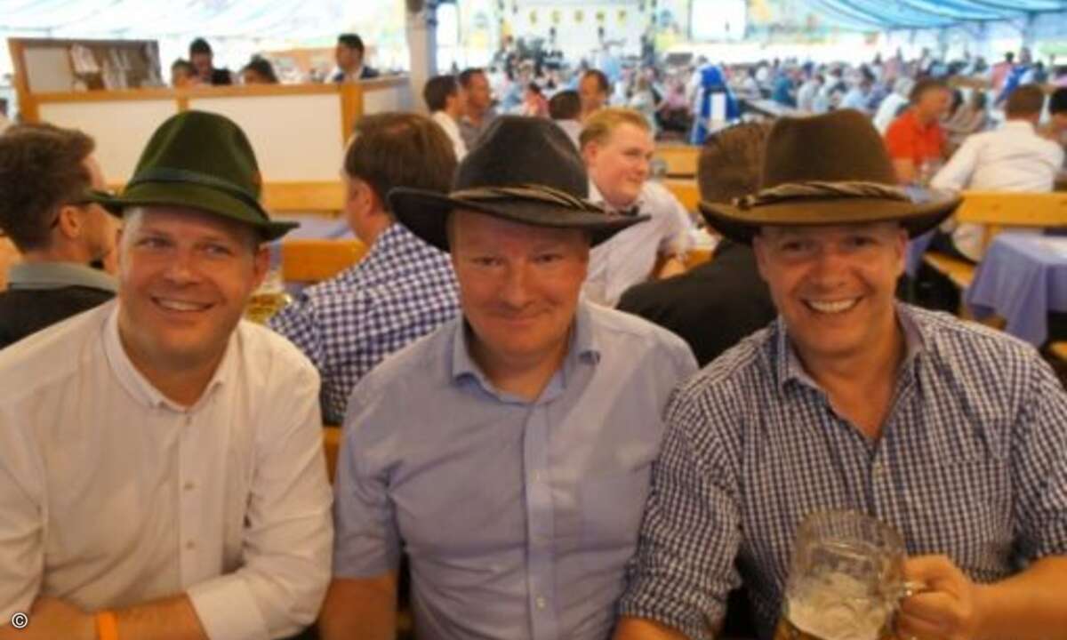 Stefan Klinglmair (rechts) führte den Gästen die neueste Volksfest-Hutmode vor (Bild CRN)