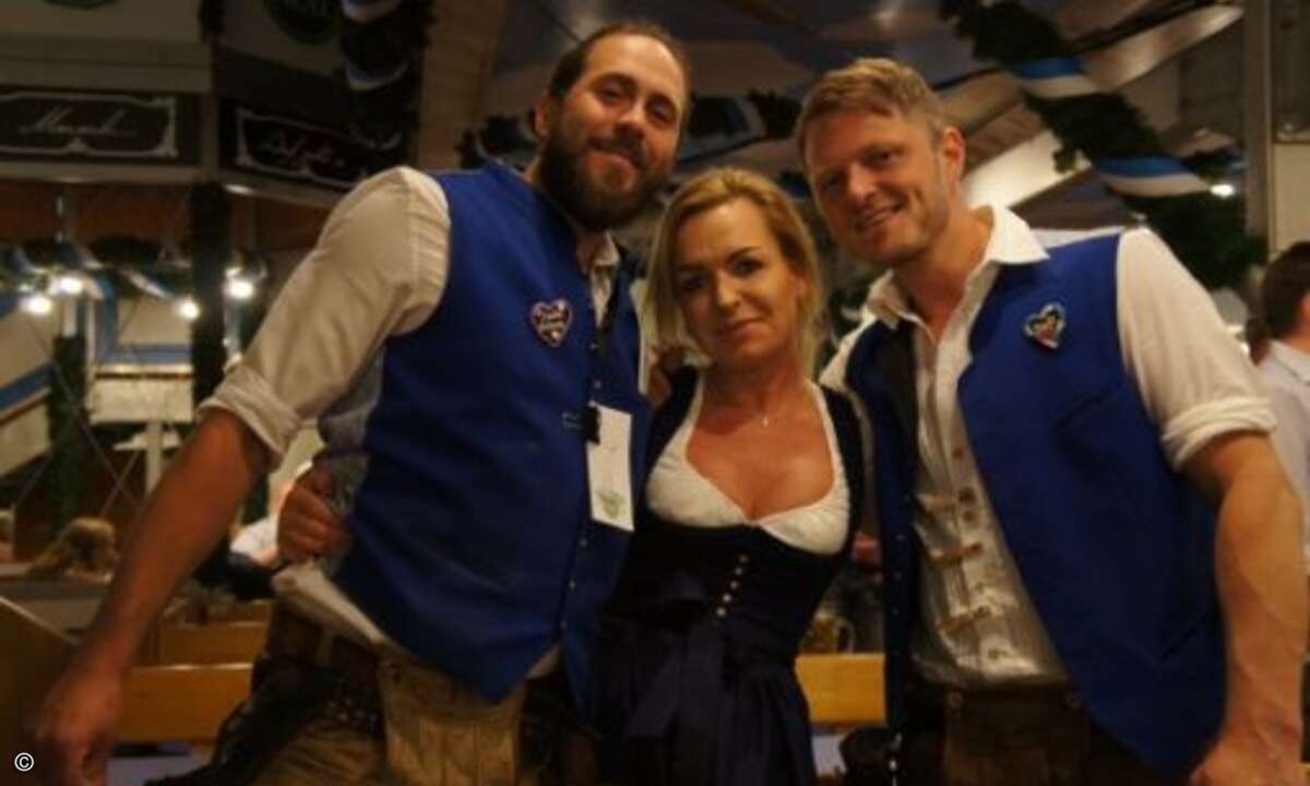Carolin Schlüter mit den schneidigen Kellnern des Festzelts Wenisch (Bild CRN)