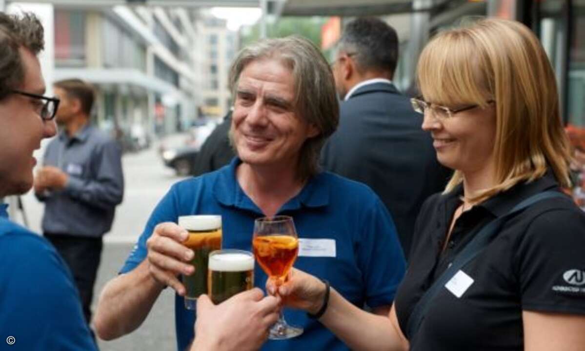 Tobias Bals, Peter Ulrich und Simone Hahn von Advanced Unibyte stoßen auf einen geselligen Abend an (v.li.) (Foto: NetApp)