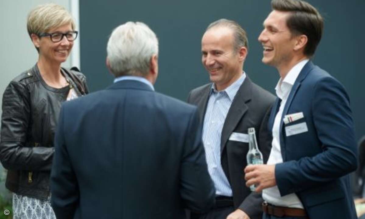 Susanne Kleinert von NetApp im Gespräch mit Christian Gamper (2.v.re.), Matthias Sonnemann (re.) und Werner Kroll von Fujitsu (Foto: NetApp)