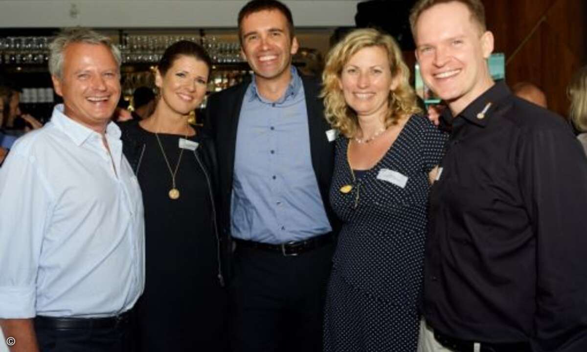 Bernward Anders von Anders & Rodewyk, Beate Köhler-Fricke von Ingram Micro, Maik Höhne und Katja Bull von NetApp und Oliver Kügow von Teamix sind bestens gelaunt (v.li.) (Foto: NetApp)