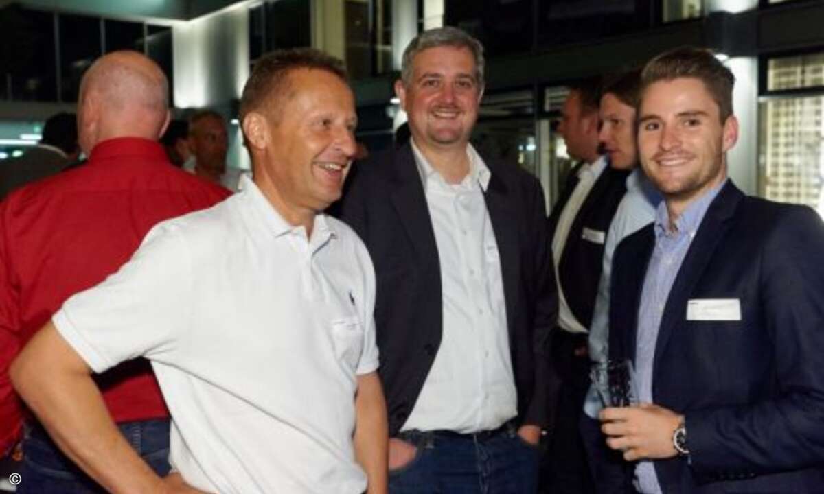 Uwe Kannegießer (li.) und Moritz Thurn von Teamix mit Maximillian Wieser von Ingram Micro (re.) (Foto: NetApp)