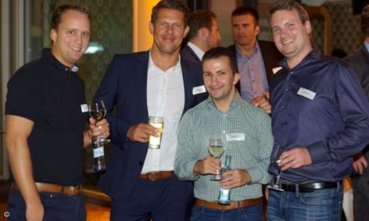 Dennis Vogel von NetApp (2.v.li.) mit dem Dimension Data-Team Andreas Weber (li.), Benedykt Neher (2.v.re.) und Patrick John (re.) (Foto: NetApp)