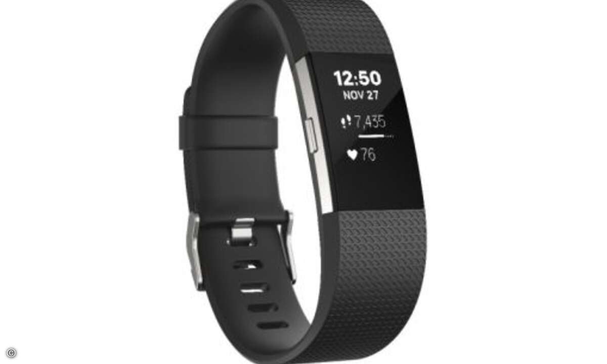 Anzeige von Uhrzeit, Datum, zurückgelegten Schritten und aktueller Herzfrequenz auf dem »Fitbit Charge 2« (Foto: Fitbit)