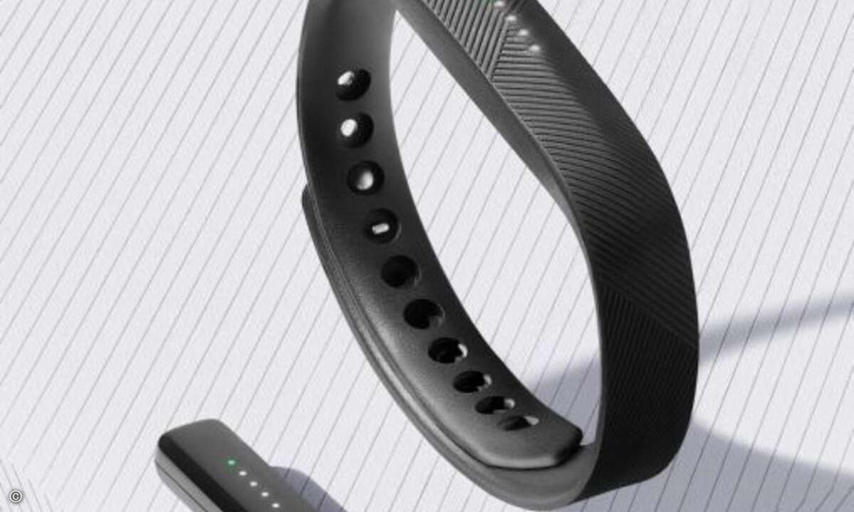 Wie üblich kann der Tracker aus dem Armband genommen werden, um das Armband zu wechseln (Foto: Fitbit)