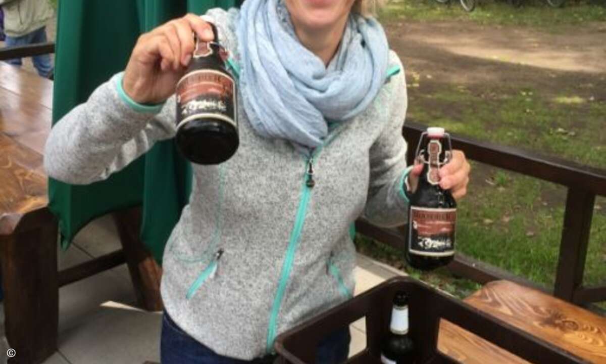 Vertriebsleiterin Silvia Habeck versorgt die Teilnehmer mit einer regionalen Stärkung (Foto: Comteam)