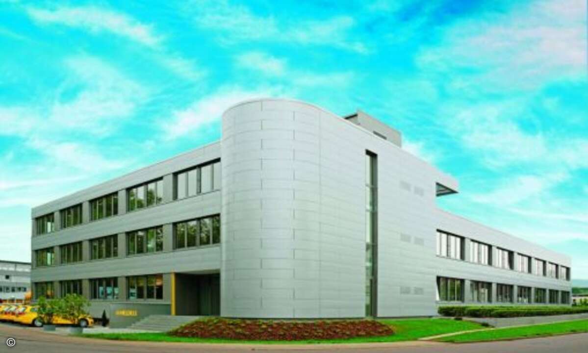 Hinter der Alufassade der neuen Heldele-Zentrale steckt modernste ITK- und Gebäude-Technik. (Bild: Heldele)