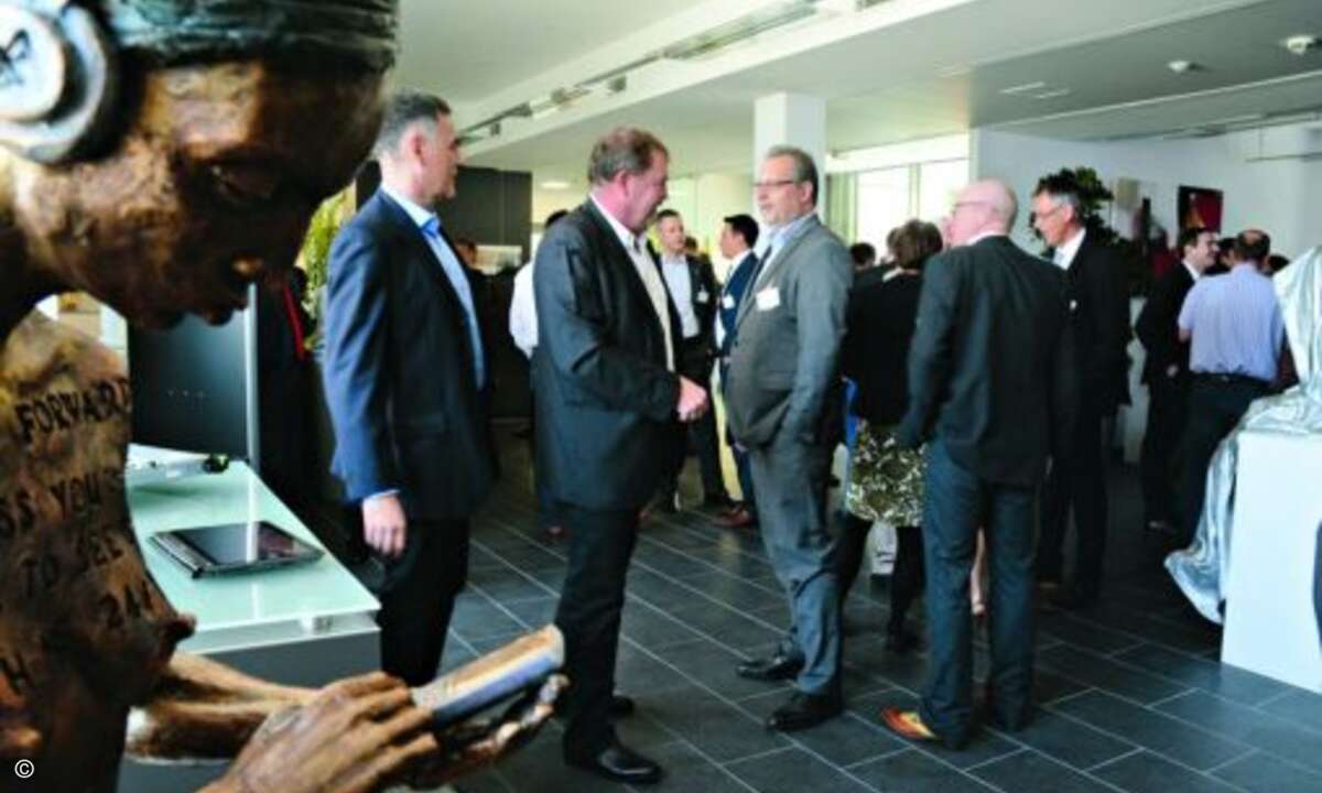 Technik trifft Kunst: Die Bronzeskulpturen im Foyer sind eine Leih- gabe der Kunstgießerei Straßacker aus Süßen, die als Hersteller des Filmpreises Bambi bekannt ist. (Bild: Heldele)