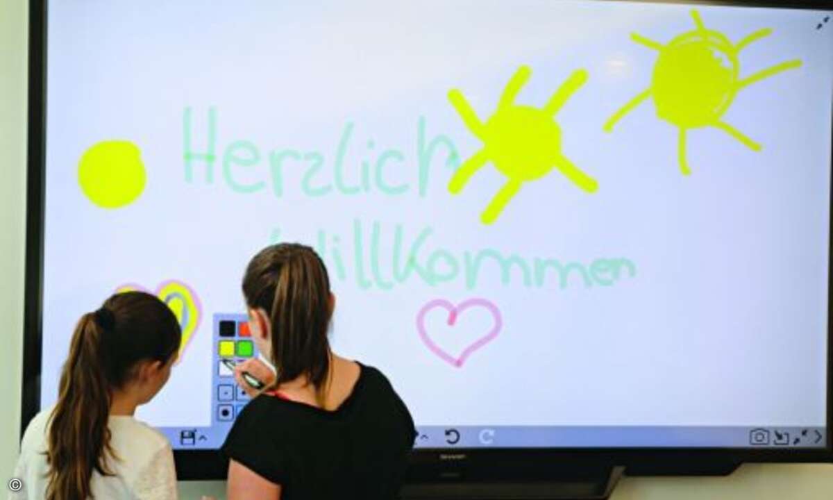 Im 250 Quadratmeter großen Experience Center konnten die Besucher aktuelle ITK-Lösungen im Livebetrieb erleben. (Bild: Heldele)