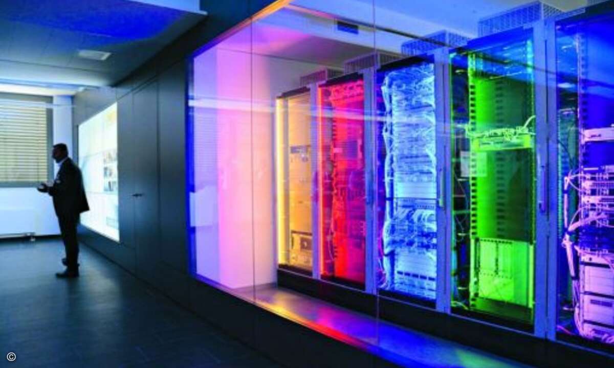 Beleuchtete Server- und Storageracks sorgten während der Vorträge für das passende Ambiente. (Bild: Heldele)