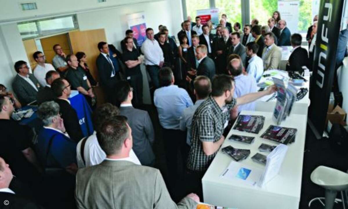 Rund 200 Kunden informierten sich auf der Eröffnungsfeier auch über die Produkte der Herstellerpartner. (Bild: Heldele)