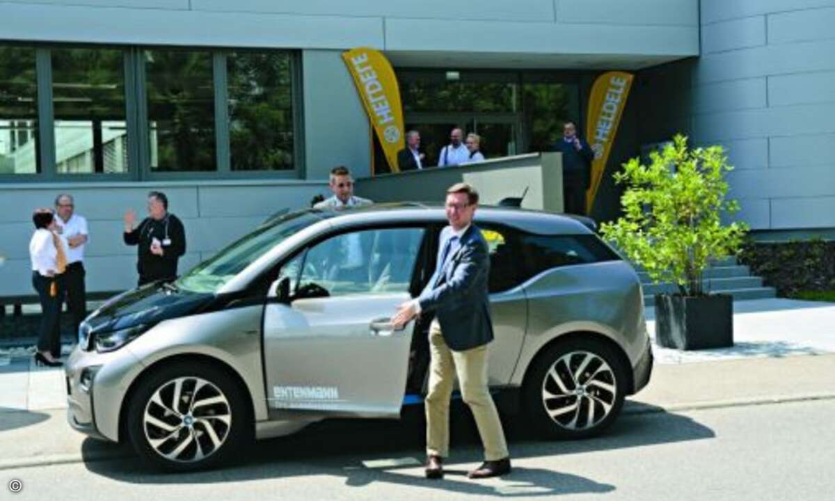 Auch Salachs Bürgermeister Julian Stipp nutzte die Gelegenheit für eine Spritztour im Elektroauto. (Bild: Heldele