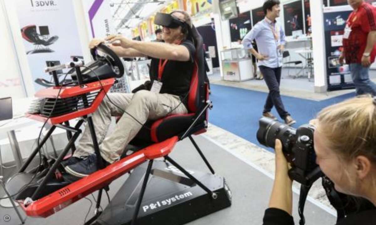 Messebesucher konnten viel ausprobieren, zum Beispiel einen 3D-Simulator von Pnisystem getestet (Bild:IFA)