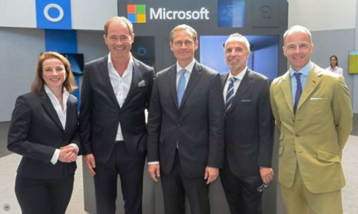 Gruppenbild mit Dame:Tanja Böhm, Director of Government Affairs, Gregor Bieler, Mitglied der Geschäftsleitung (beide Microsoft Deutschland), Michael Müller, Regierender Bürgermeister von Berlin, Hans-Joachim Kamp, Vorsitzender des Aufsichtsrates der