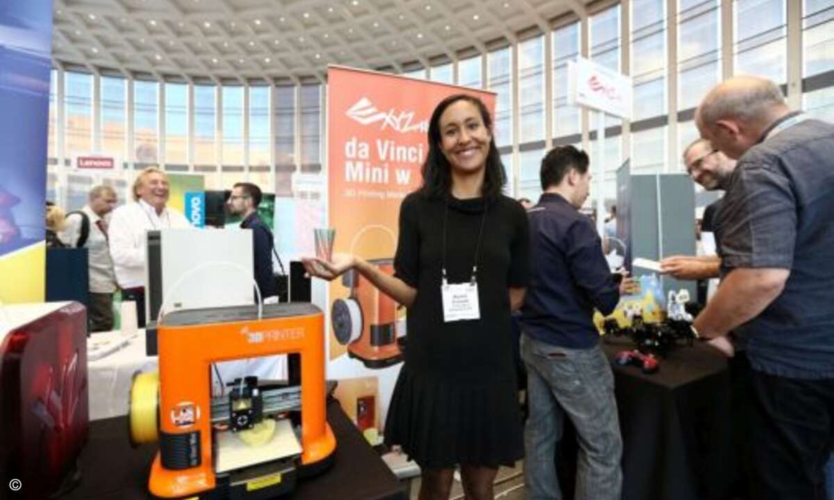 Alyssa Terosier (XYZprinting) präsentiert ein buntes Glas frisch aus dem 3D-Drucker (Bild:IFA)
