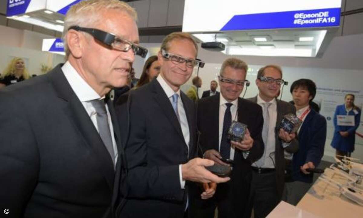 Beim Eröffnungsrundgang probieren Henning Ohlsson, Geschäftsführer bei Epson Deutschland, Michael Müller, Regierender Bürgermeister von Berlin, Günther Oettinger, EU-Kommissar für Digitale Wirtschaft und Gesellschaft und Alexander Dobrindt, Bundesmin