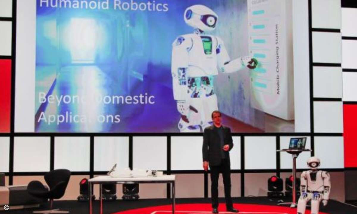 Manfred Hild, Professor an der Beuth Hochschule für Technik, präsentiert in seiner Keynote »Humanoid Robotics Beyond Domestic Applications« auf dem IFA Summit einen neuen Roboter (Bild:IFA)