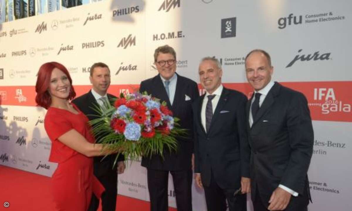 Miss IFA begrüßt bei der Eröffnungsfeier Jens Heithecker (IFA), Reinhard Zinkann (Zvei), Hans-Joachim Kamp (gfu), Christian Göke (Messe Berlin GmbH) (v. li.) (Bild:IFA)