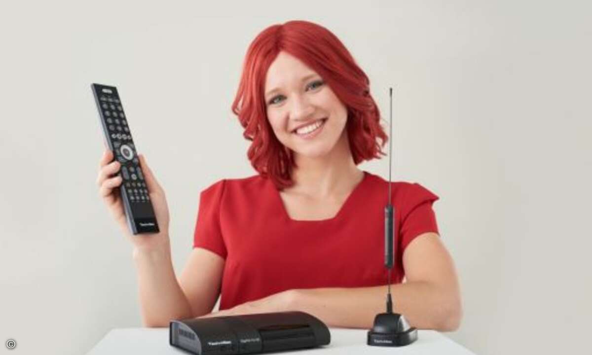 Miss IFA empfängt ihre digitalen TV-Programme über den DVB-T2-HD-Reciever »Digi Pal« von Technisat (Bild: Messe Berlin)