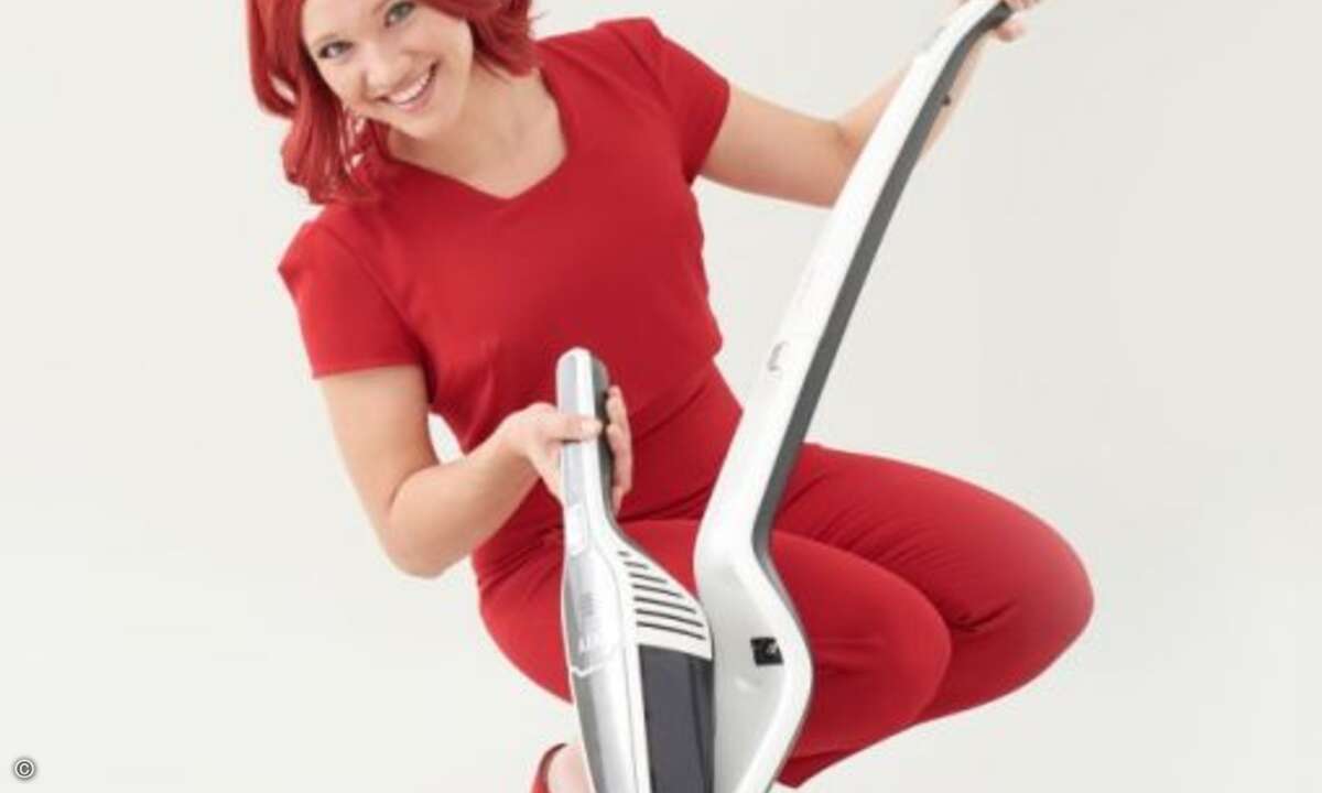 Staubsaugerduo: Dank dem 2 in 1 »AEG Ergorapido CX7 Animal« von Electrolux ist kein Staubkorn vor Miss IFA sicher (Bild: Messe Berlin)