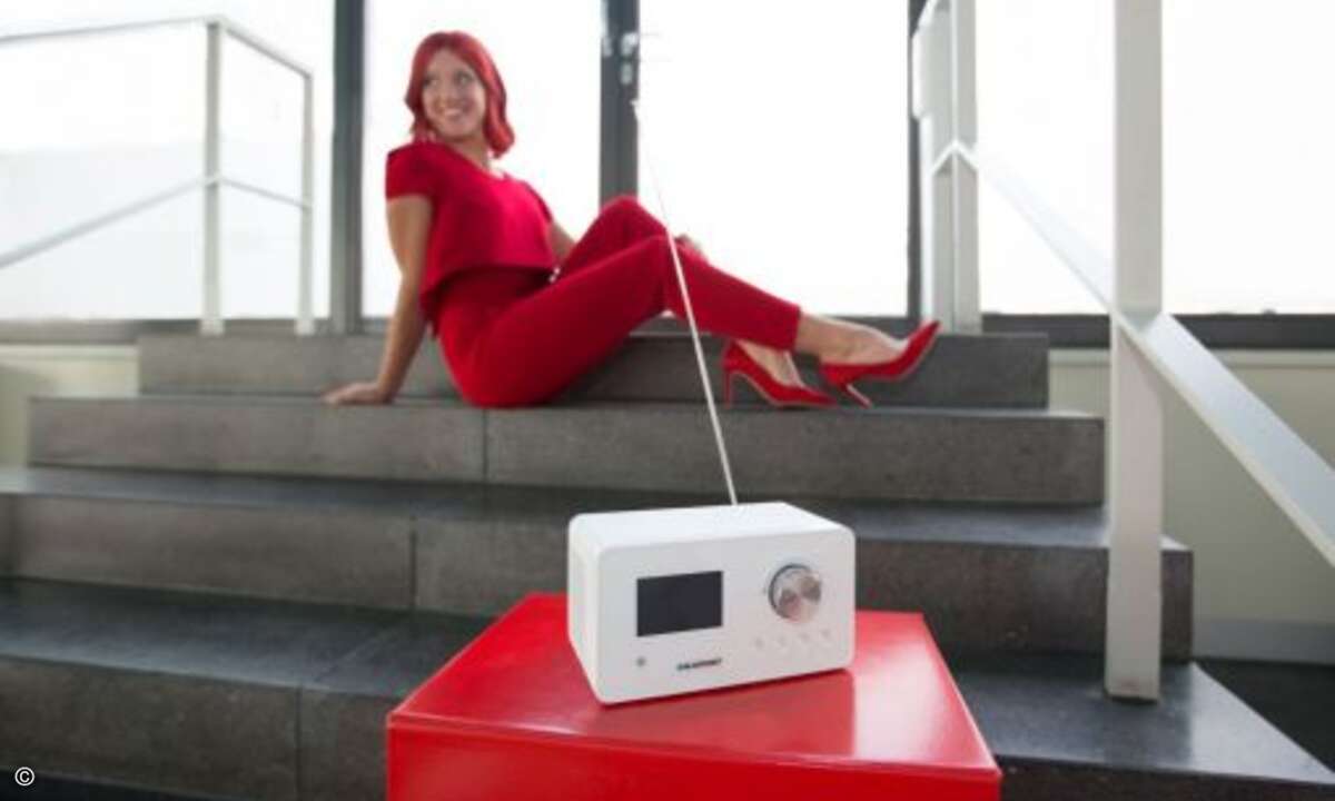 Anschließend darf sich Miss IFA bei guter Musik aus dem Internetradio »IRD 30« von Blaupunkt entspannen… (Bild: Messe Berlin)
