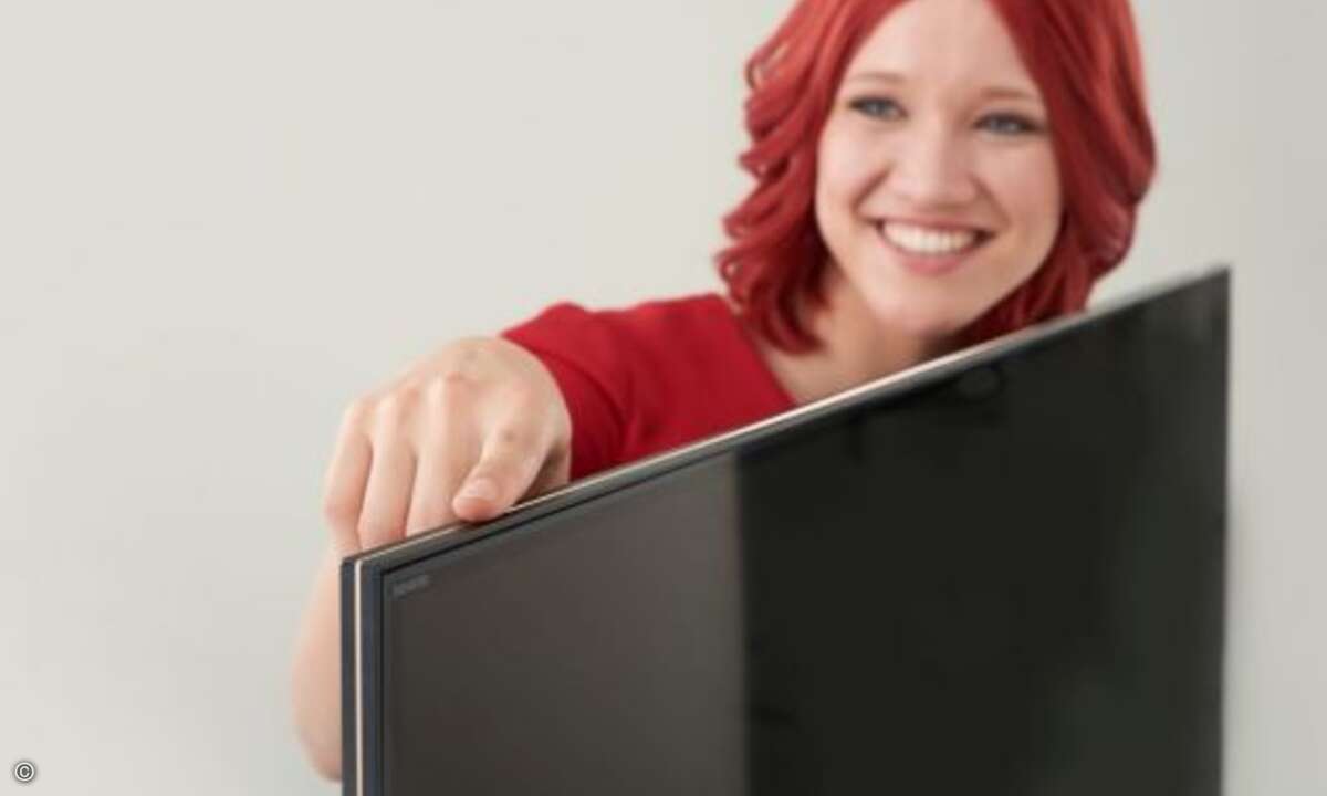 Sexy Kombination: Nicht nur Miss IFA sondern auch der »KD55XD9305BAEP«-TV von Sony gibt hier ein gutes Bild ab …. (Bild: Messe Berlin)