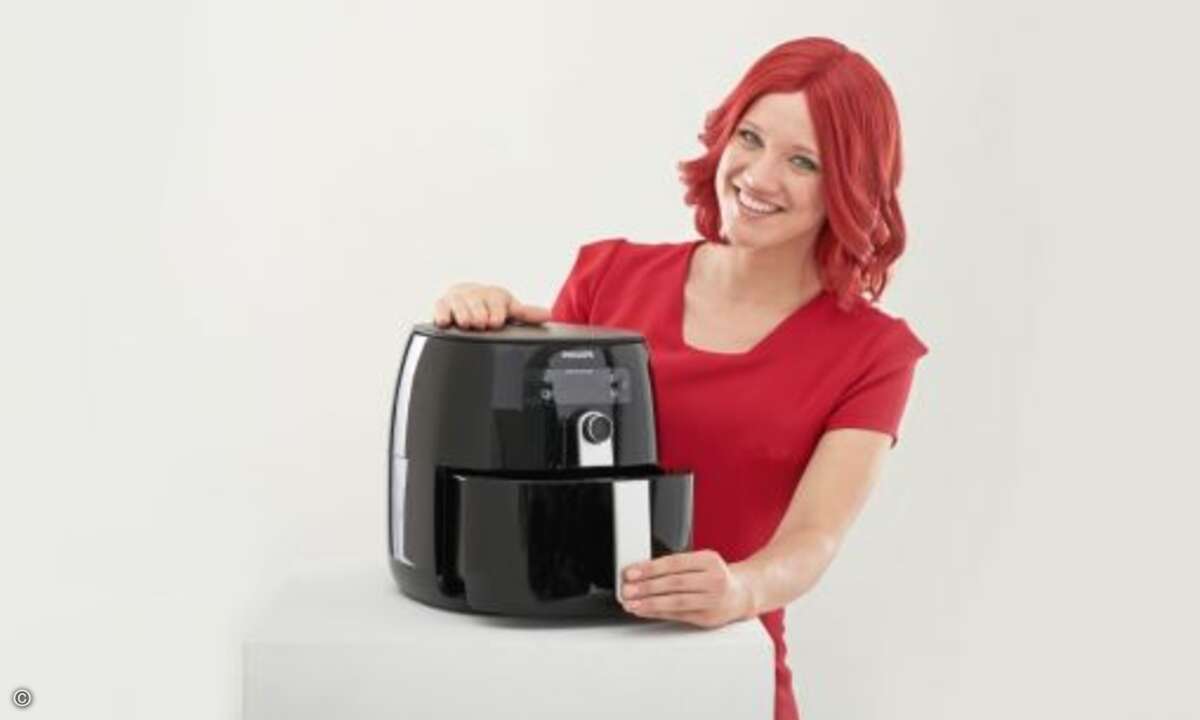 Mit der Heißluftfritteuse »Airfryer HD9643/90« macht sich Miss IFA gesunde Gerichte (Bild: Messe Berlin)