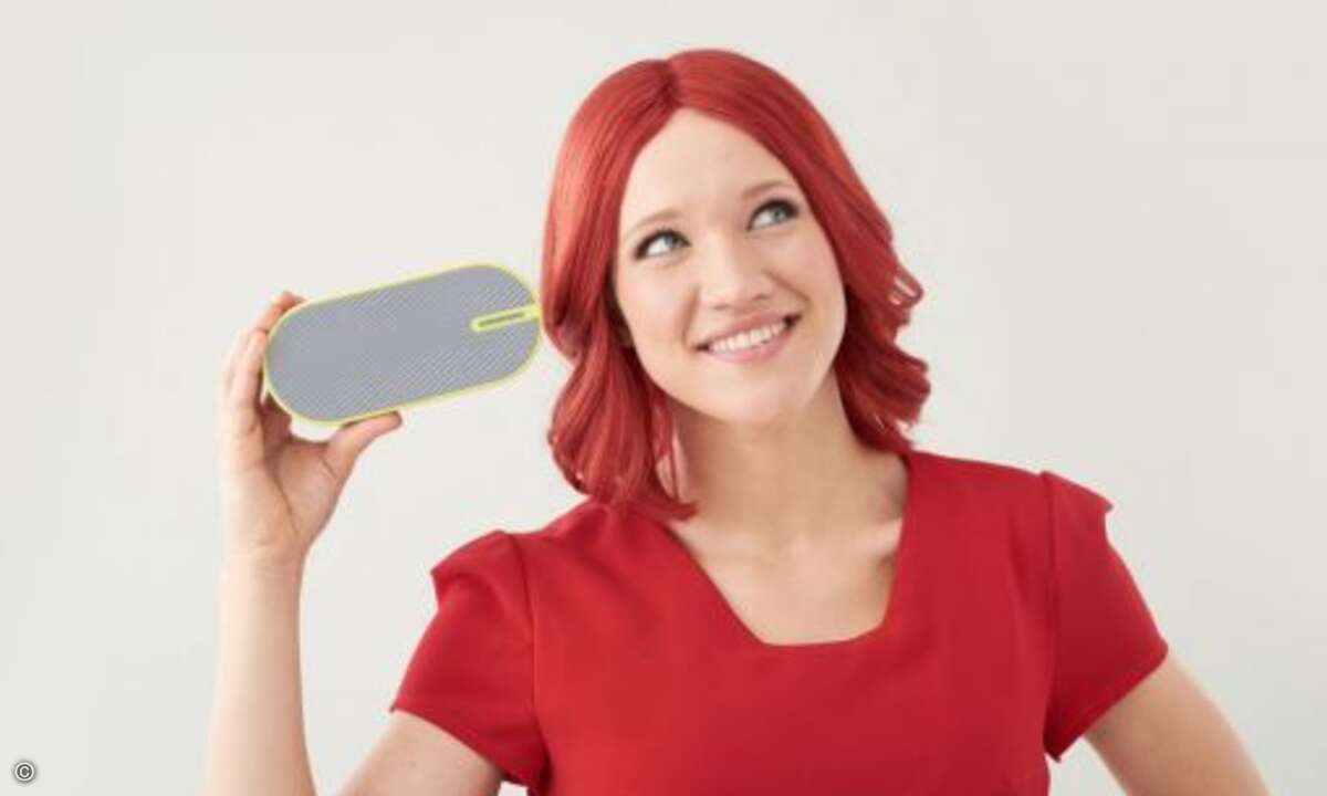 So kann Miss IFA auch ohne Internetverbindung ihre Lieblingsmusik hören, mit dem »Bluetooth Speaker GSB 150« von Grundig (Bild: Messe Berlin)