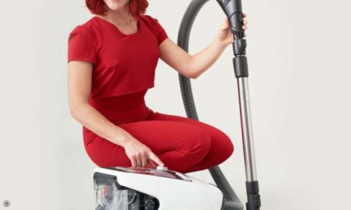 Mit dem beutellosen »Blizzard« von Miele sorgt Miss IFA schnell noch einmal für Sauberkeit auf der Messe (Bild: Messe Berlin)