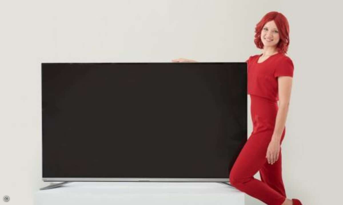 Eine scharfe Kombination hat Miss IFA mit dem »LC-65XUF8772E«-Fernseher von sharp …. (Bild: Messe Berlin)