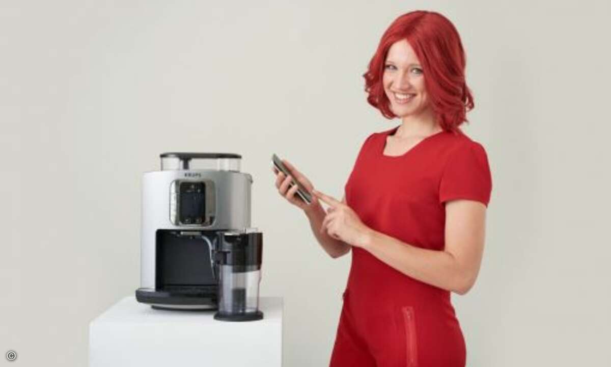 Per Smartphone ordert Miss IFA sich zwischendurch einen Kaffee beim »Krups Latte Smart EA 860E« von Group SEB (Bild: Messe Berlin)