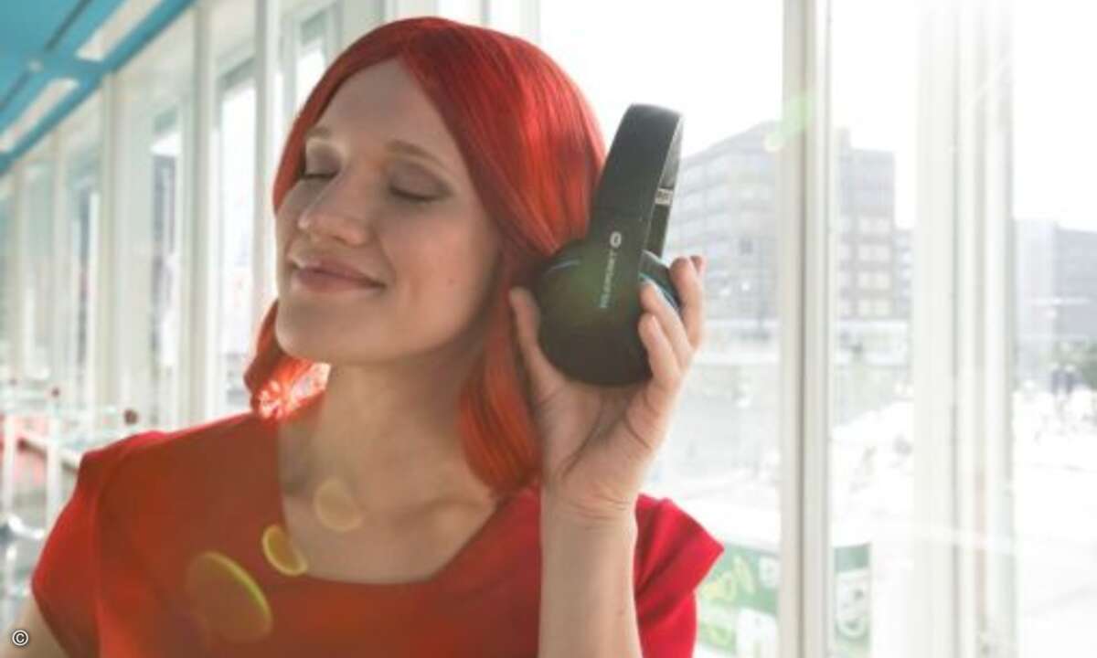 Die »HPB 10«-Kopfhörer von Blaupunkt genießt Miss IFA ihre Lieblingsmusik (Bild: Messe Berlin)