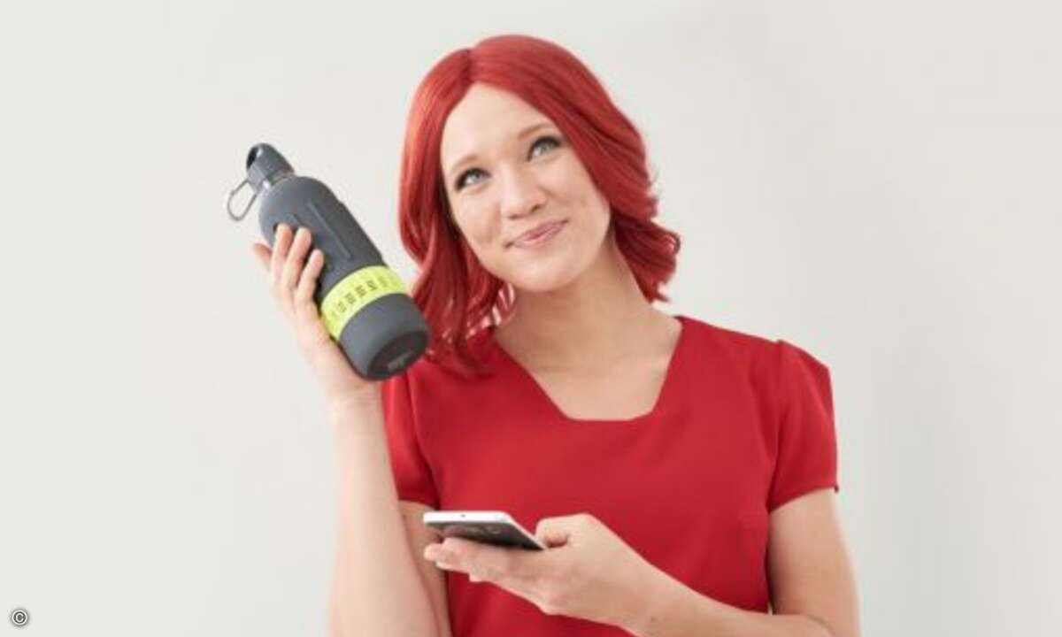 ...Auch unterwegs muss Miss IFA nicht auf Musik verzichten: Die Trinkflasche »SDigital Spritz Workout-Kit« von Karcher ist mit Bluetooth-Lautsprechern ausgestattet, die sich einfach mit dem Smartphone verbinden lassen (Bild: Messe Berlin)