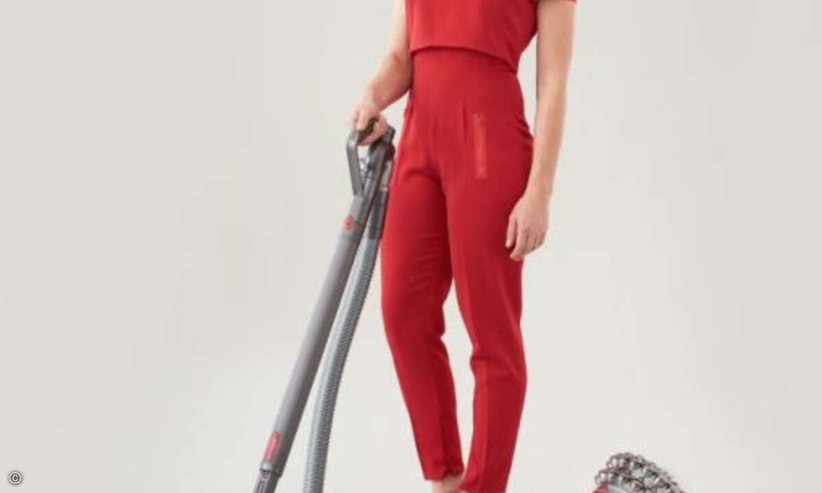 …erinnert Miss IFA daran dem Schmutz mit dem »Cinetic Big Ball animalpro« von Dyson erneut den Kampf anzusagen (Bild: Messe Berlin)