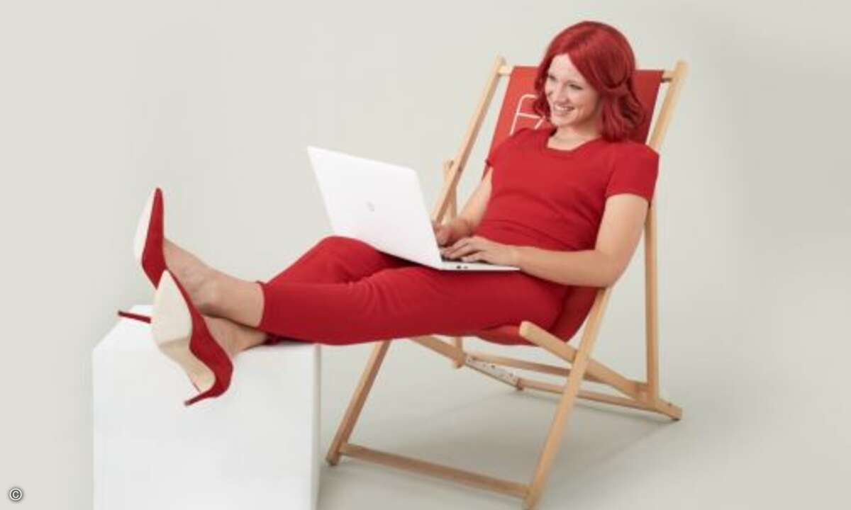 Mit »Odys Trendbook 14« von Axdia International checkt Miss IFA ihre E-Mails (Bild: Messe Berlin)