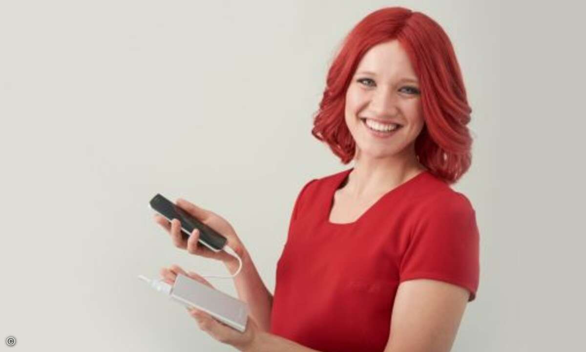 Um immer erreichbar zu bleiben, nutzt Miss IFA die »Powerbank PS638« von Camelion (Bild: Messe Berlin)