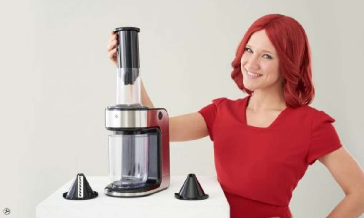 Miss IFA liebt Gemüsenudeln, dafür benutzt sie den Spiralschneider »Kult X« von WMF (Bild: Messe Berlin)