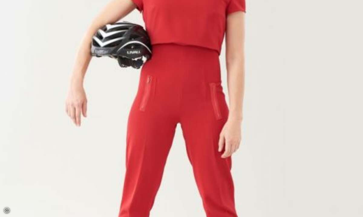 Miss IFA ist beim Fahrradfahren nur noch mit dem »Smart Riding Helmet BH60»Smart Riding Helmet BH60« von Livall unterwegs, denn er ist nicht nur mit Beleuchtung und Headset ausgestattet sondern sendet im Notfall auch eine Nachricht an eine Kontaktper