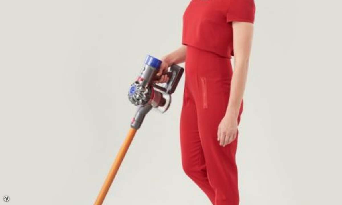 Zum Abschluss der Messe saugt Miss IFA noch einmal gründlich durch mit dem kabellosen »V8« von Dyson (Bild: Messe Berlin)