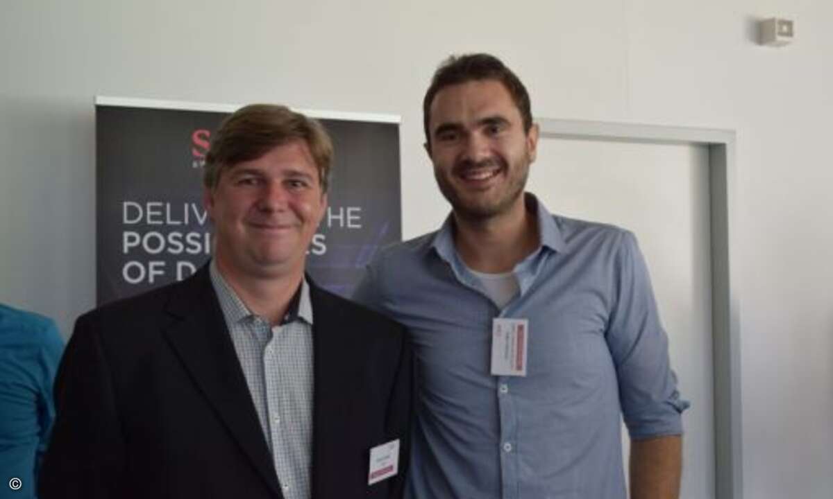 CRN-Redakteur Peter-August Schulte mit Christian Jäckel von Also (v. li.) (Foto: CRN)