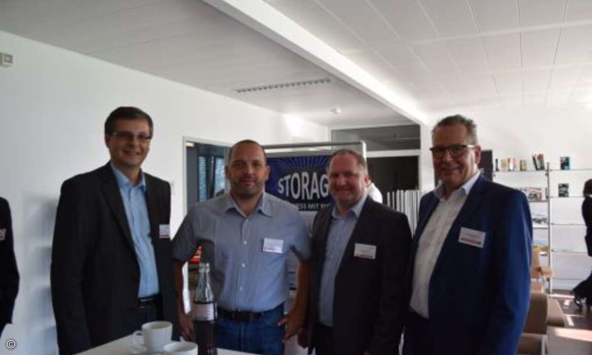 (v. li.) Hans Fengel (), Michael Sesselmeier, Christoph Hasler (beide Also) und Wolfgang Pauels (San Disk) tauschen sich aus (Foto: CRN)