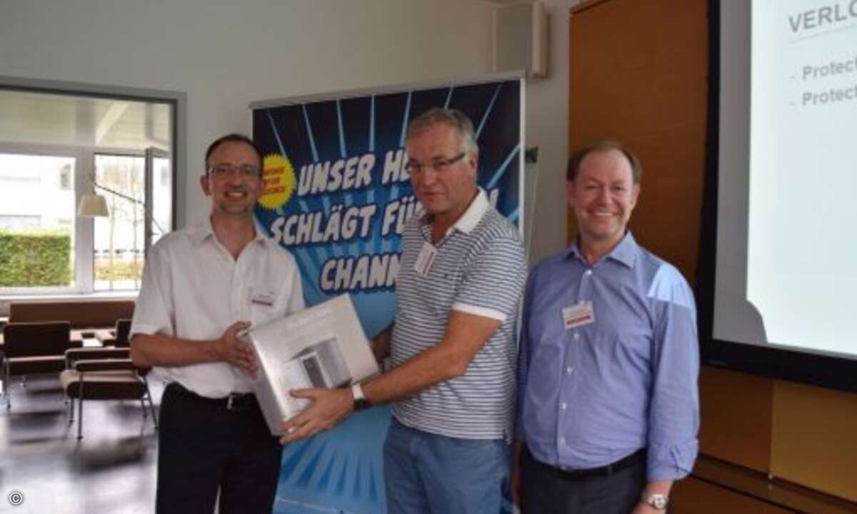 Stephan Schäff (AEG) und Dirk Schneider (AEG) überreichten sowohl Wolfgang Auernhammer(mitte) ein USV sowie ... (Foto: CRN)