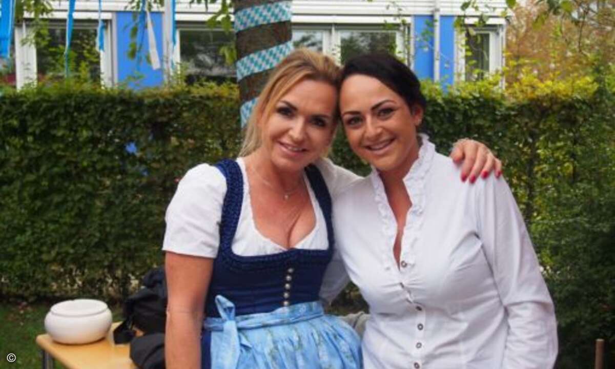 Tracht gehört für Carolin Schlüter (CRN) und Jasmin Ressmann (bluechip) dazu (Foto: CRN)