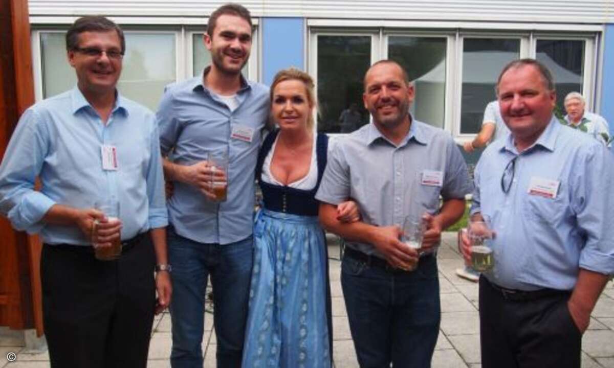 Hans Fengel (IBM), Christian Jäkel (Also), Carolin Schlüter (CRN) , Michael Sesselmeier und Christoph Hasler (beide Also) hatten Spaß auf dem Wiesn Warm up (Foto: CRN)