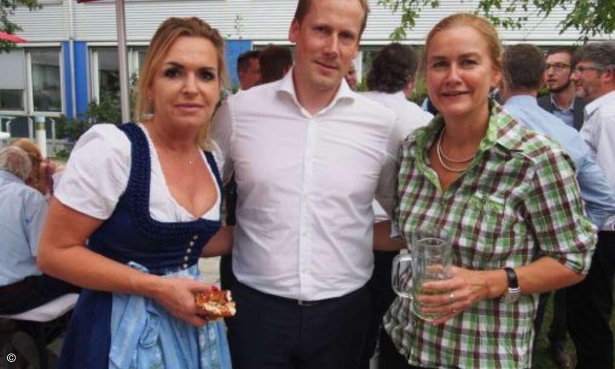 Carolin Schlüter (CRN) und Sofie Steuer (funkschau) rahmen Markus Grüneberg (Eset) (Foto: CRN)