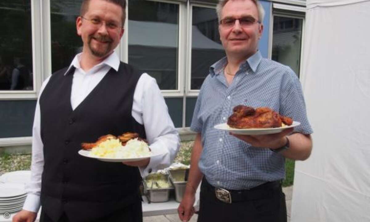 Tim Berghoff (G Data) (links)und Mirco Rohr (Bitdefender) freuen sich auf ein bayerisches Brathendl. (Foto: CRN)